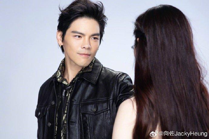 向佐參演《無限超越班2》疑未見過碌架床 八人床位當四人?(向佐微博)