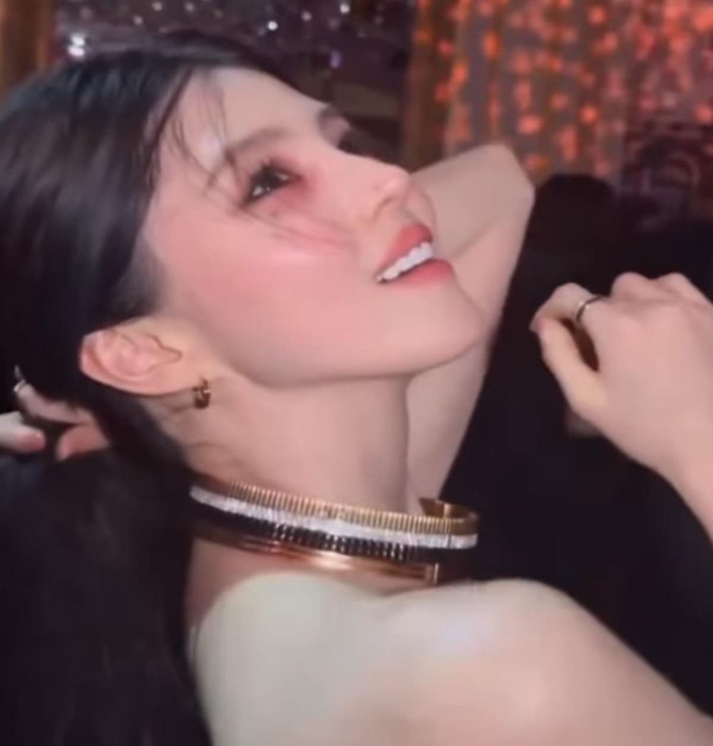 韓韶禧在派對內舉手投足也滲出性感。