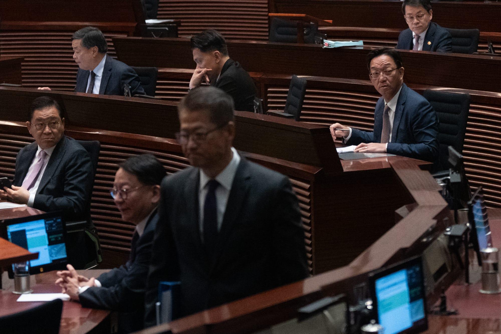 23條立法|財政司司長陳茂波亦戴紫色領呔。(林靄怡攝)