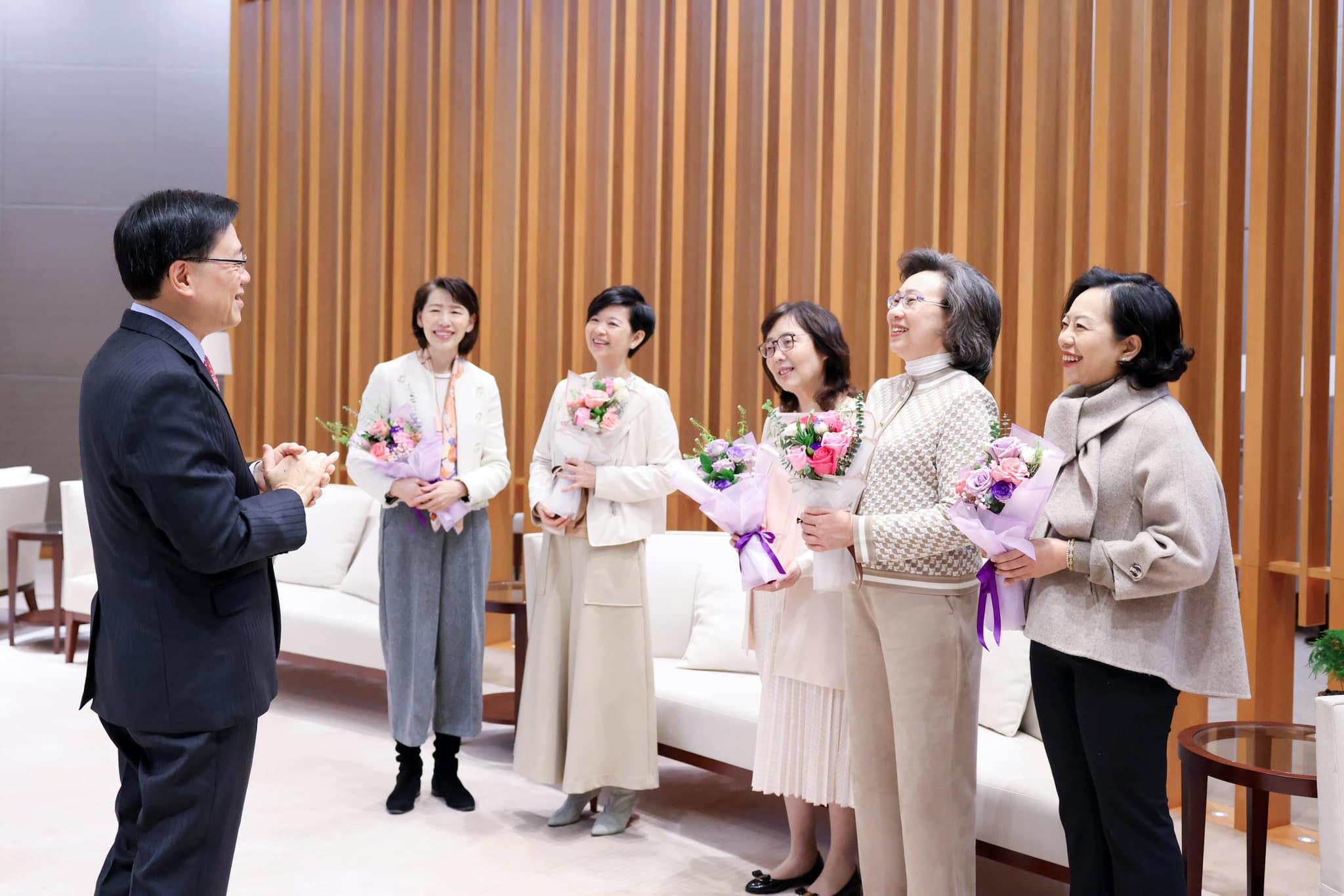 Ray Online|國際婦女節 李家超向女官員送花感謝服務香港