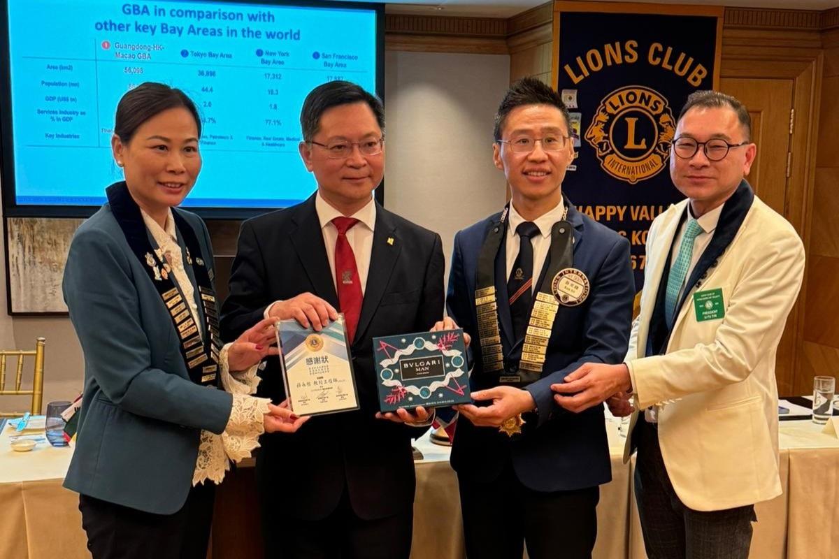 三會會長向薛永恒(左二)致送記念品。(組織提供)