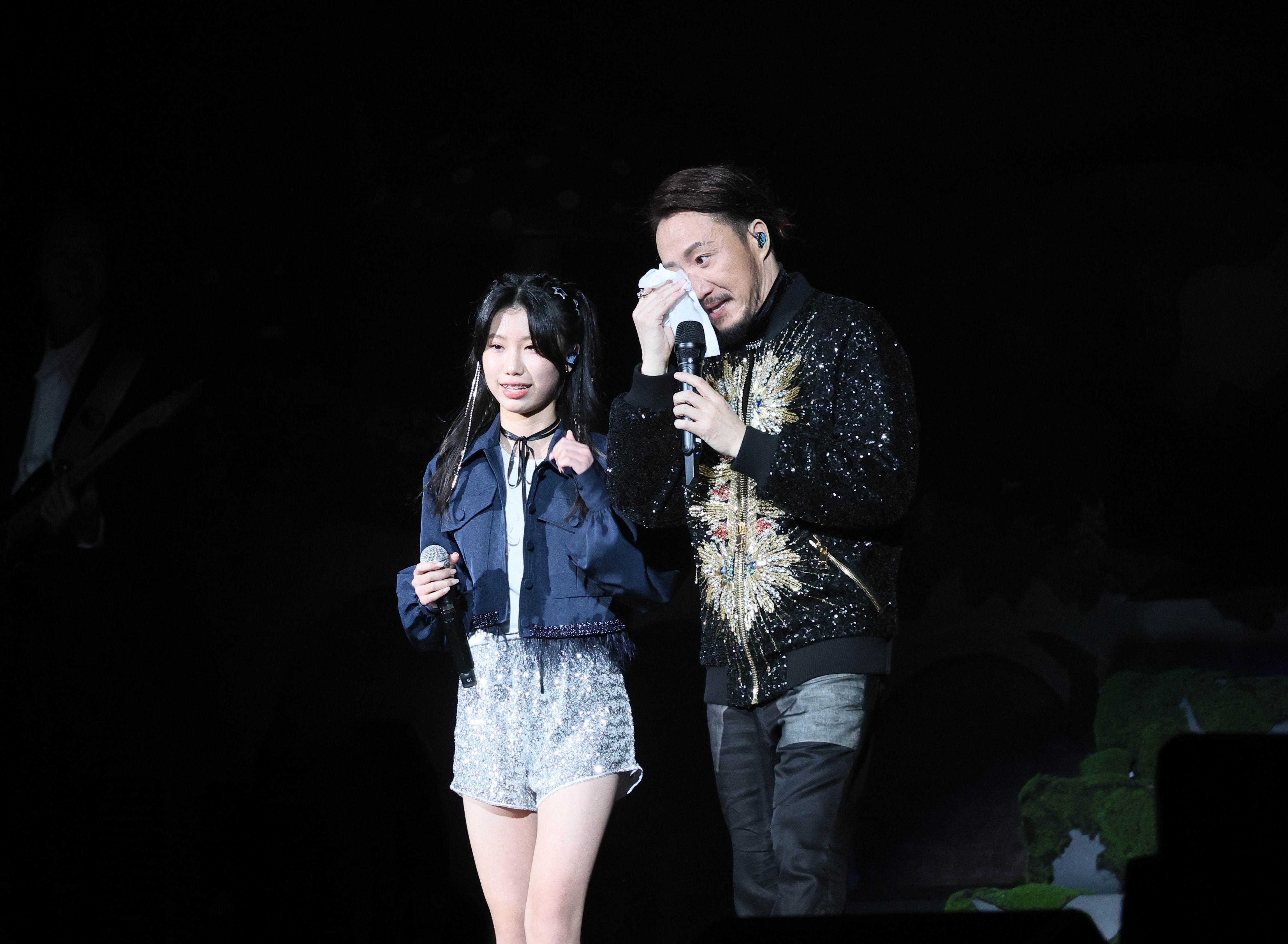 鄭中基與12歲愛女鄭梓喬(Emma)合唱《My only one》,看到台下一片燈海,感觸落淚。