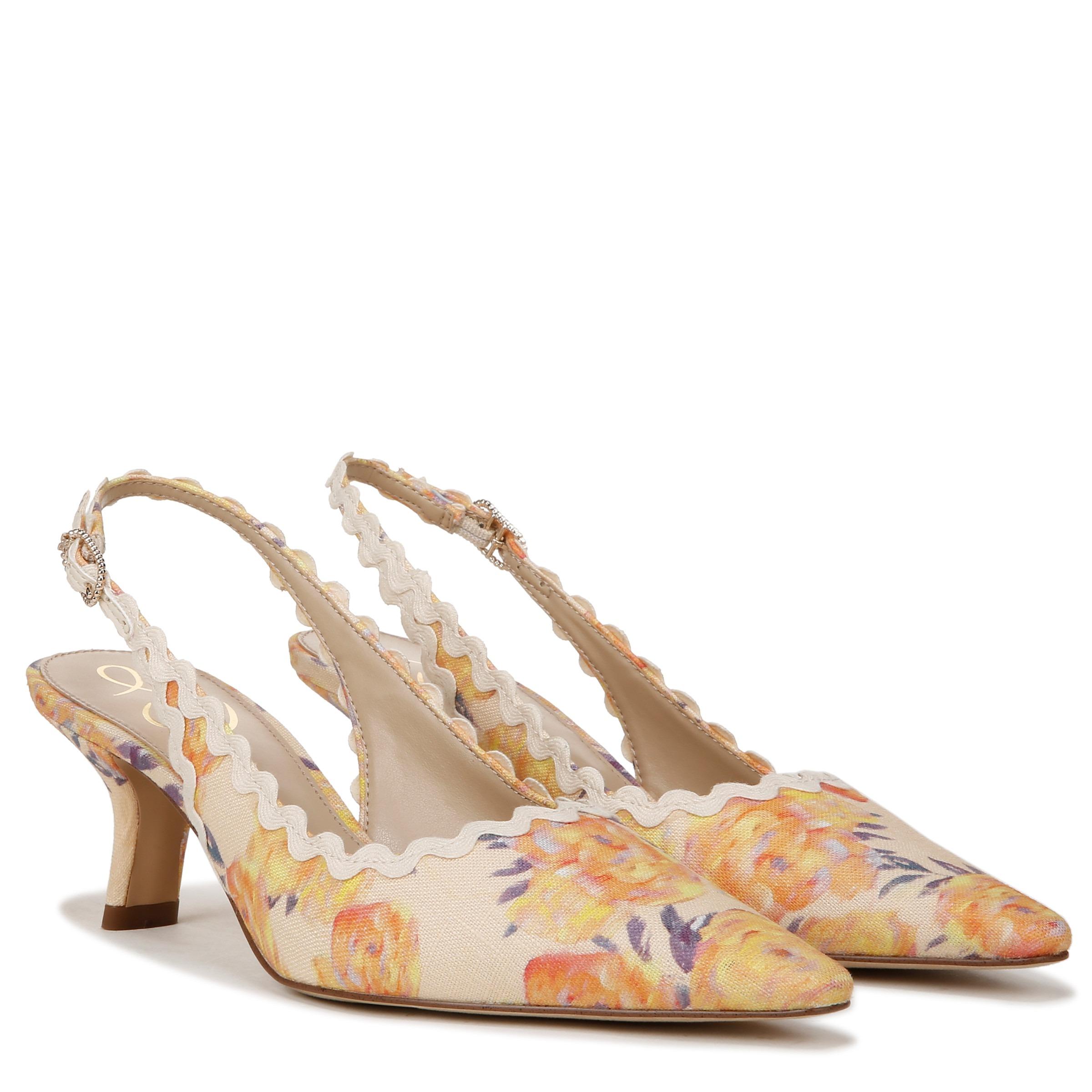 BIANKA後踝帶跟鞋將風吹花海的美妙動態定格成為踝帶的波浪設計,為腳踝點綴出少女情懷,配上色調統一的花卉圖案,低調而精彩。$1,400