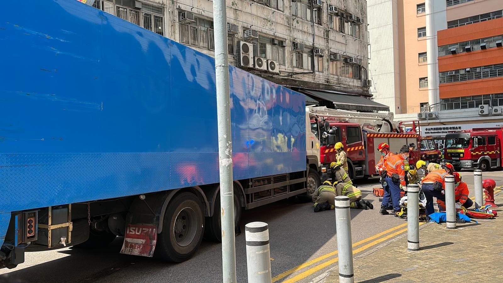 葵涌老翁買餸過路遭貨車撞倒 右小腿被輾爛
