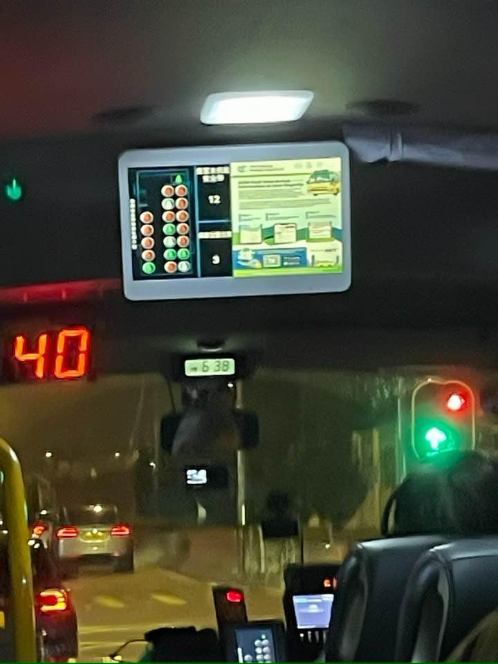 近日社交平台流傳照片,指有小巴已經安裝安全帶監察機,若乘客無扣會亮紅燈。顯示屏會向全車「直播」顯示目前有多少位乘客未佩戴安全帶,及車上有多少個空位。