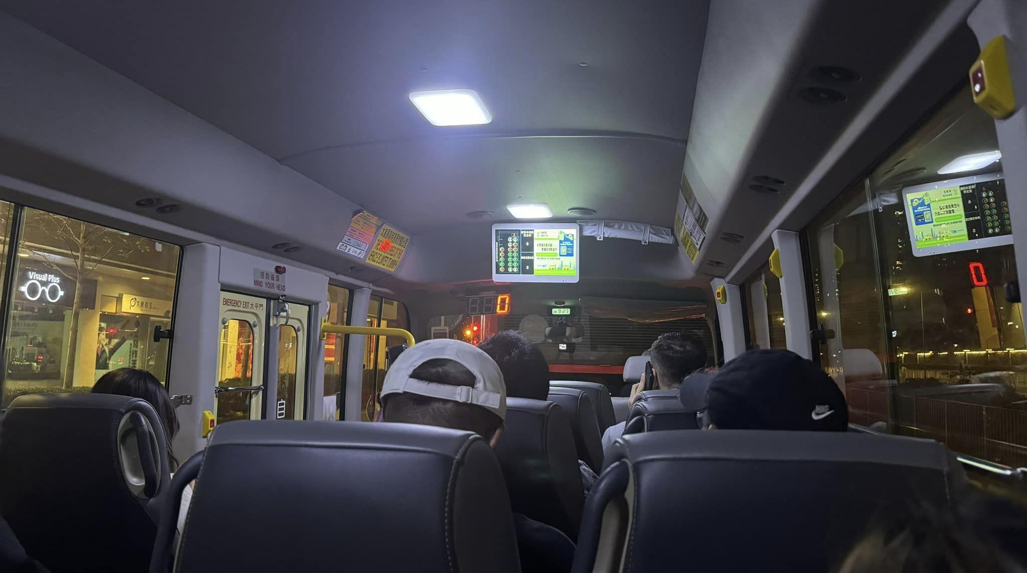 近日社交平台流傳照片,指有小巴已經安裝安全帶監察機,若乘客無扣會亮紅燈。顯示屏會向全車「直播」顯示目前有多少位乘客未佩戴安全帶,及車上有多少個空位。