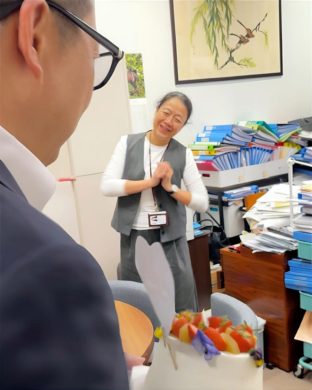 Ray Online|國際婦女節 鄧炳強向「23條立法女戰友」贈蛋糕