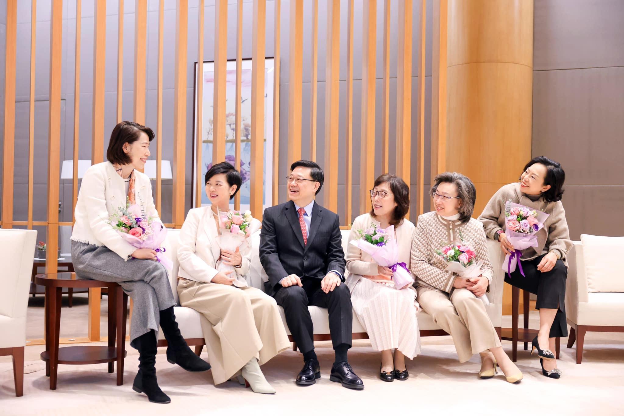 Ray Online|國際婦女節 李家超向女官員送花感謝服務香港