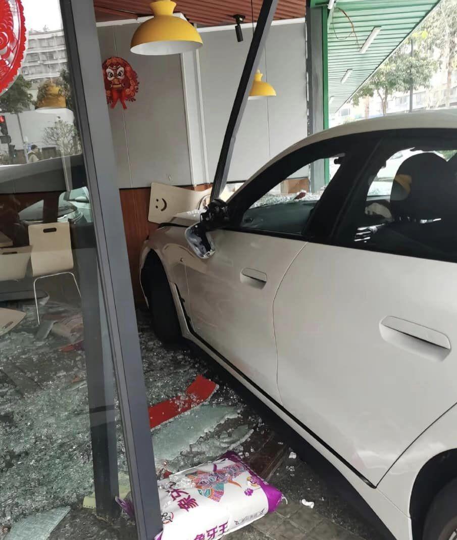 「港車北上」自炒 寶馬直插珠海粥店 網民:放心,咁撞平過香港 (@fb 大埔 TAI PO/Mic To)