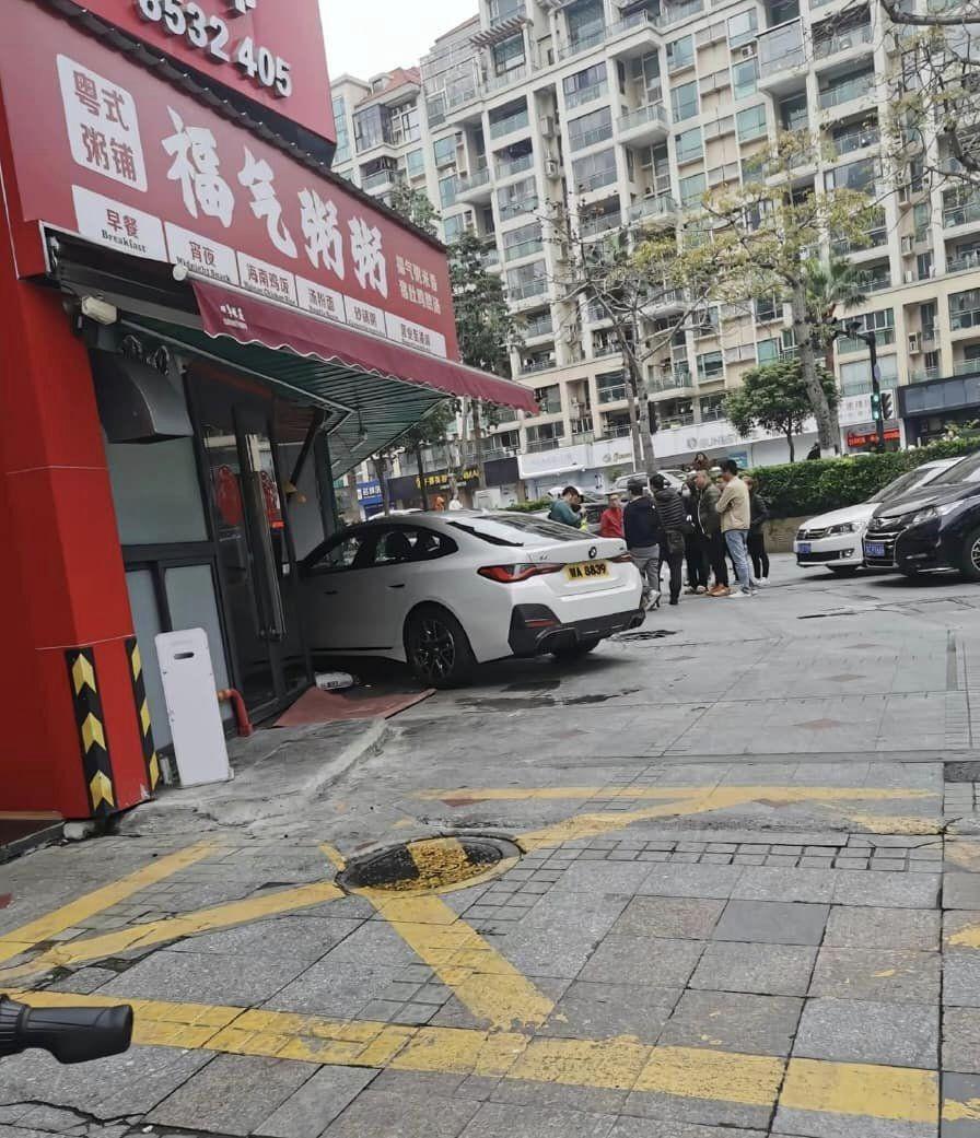 「港車北上」自炒 寶馬直插珠海粥店 網民:放心,咁撞平過香港 (@fb 大埔 TAI PO/Mic To)