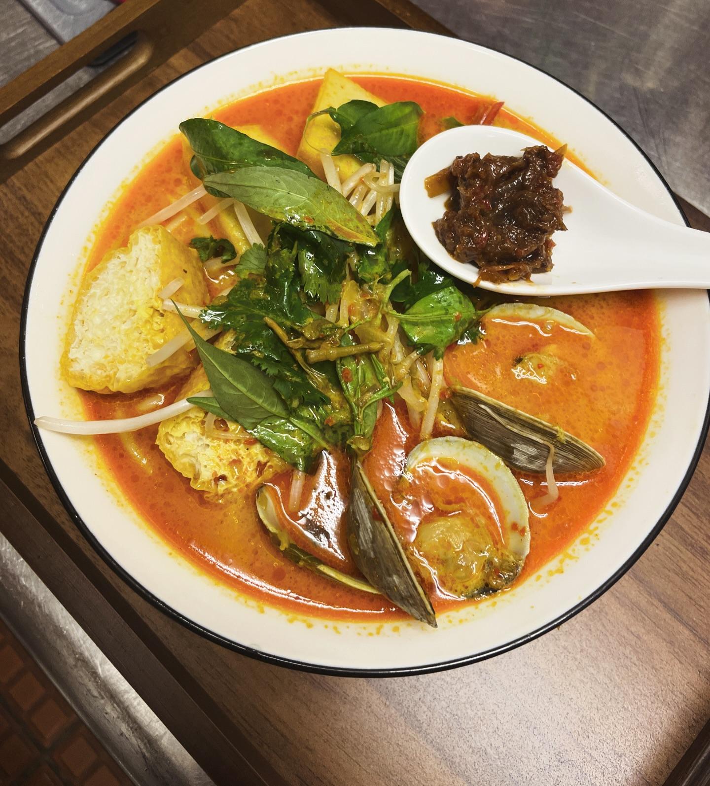 LAEAT 嚟食位於長洲,名物是正宗新加坡白胡椒肉骨茶(LAEAT 嚟食 fb)