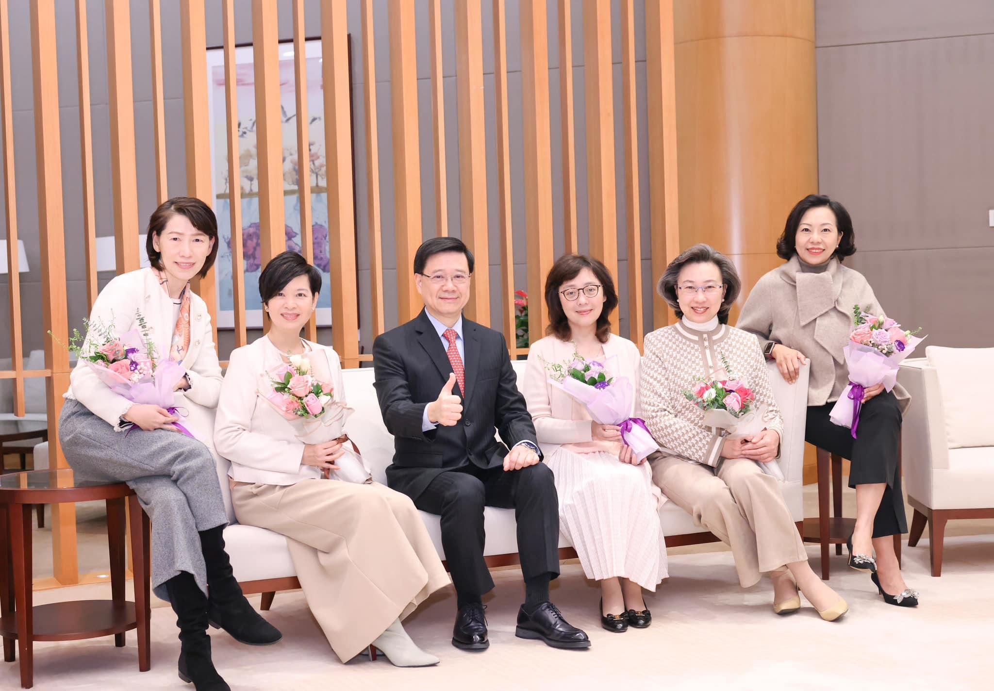 Ray Online|國際婦女節 李家超向女官員送花感謝服務香港