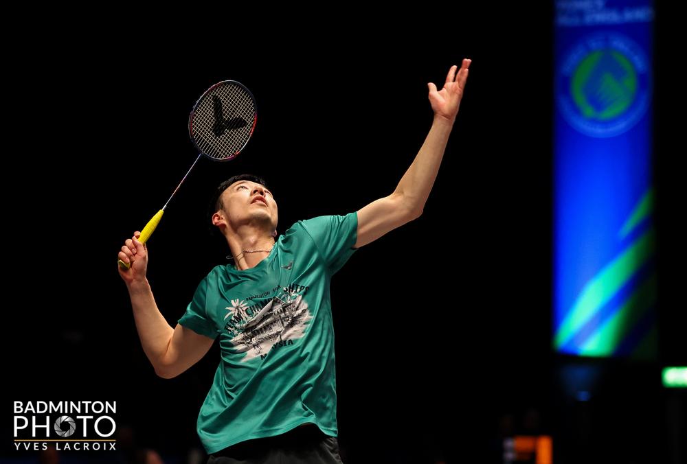 王子維比賽時非穿上專業的運動上衣,而是普通T恤,第2局更換成《蠟筆小新》T恤,恍如一位業餘羽毛球愛好者,場面令人啼笑皆非。