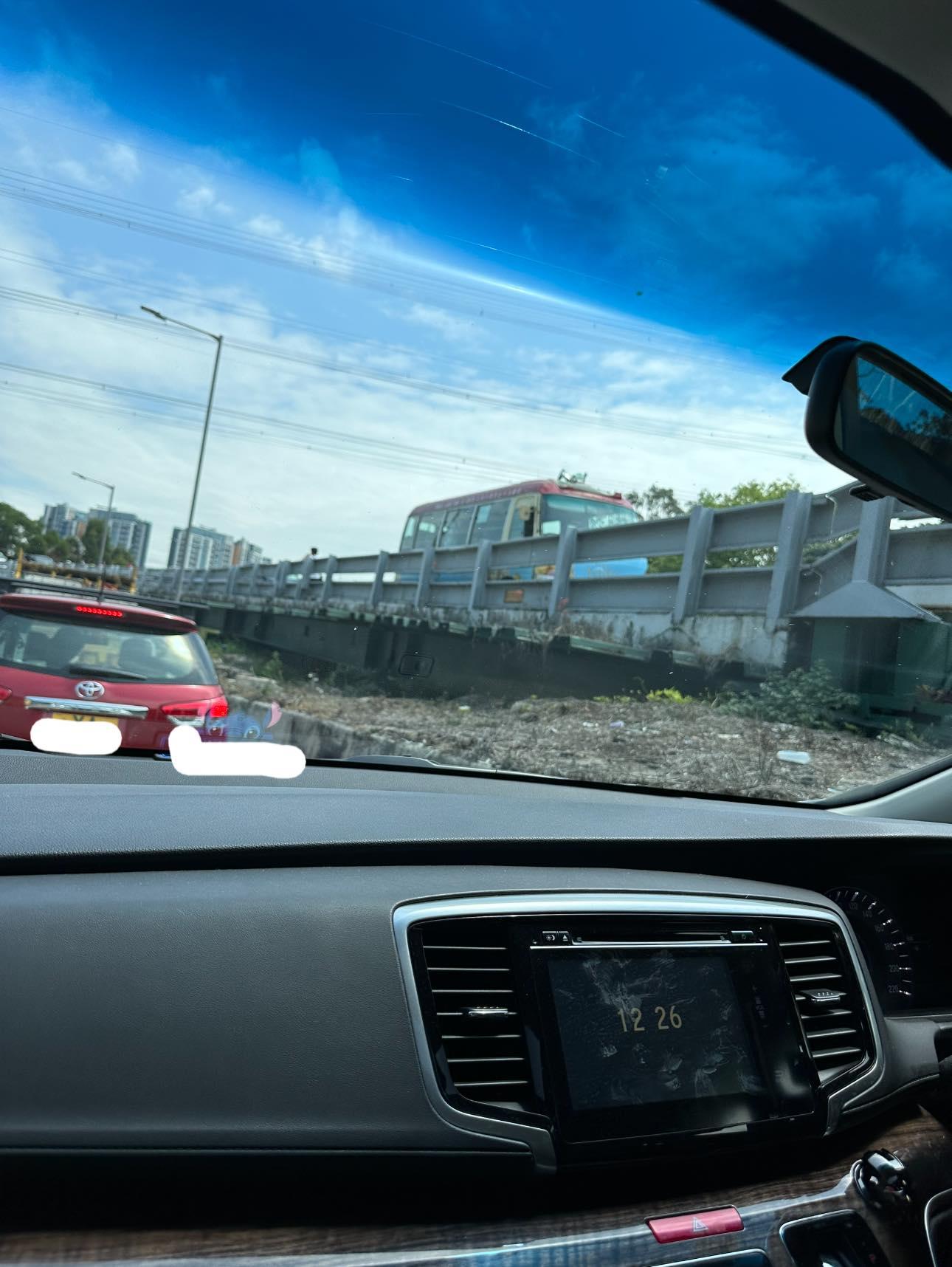 青山公路元朗段近凹頭於今日(19日)中午約12時半懷疑有電塔高壓電纜損毀,由電塔高處鬆脫墜下,擊中一輛行駛中小巴及一支燈柱,幸小巴上無人受傷,該條電纜垂下橫亘行車天橋,燈柱則折斷,路面受阻。(馬路的事 (即時交通資訊台)FB)