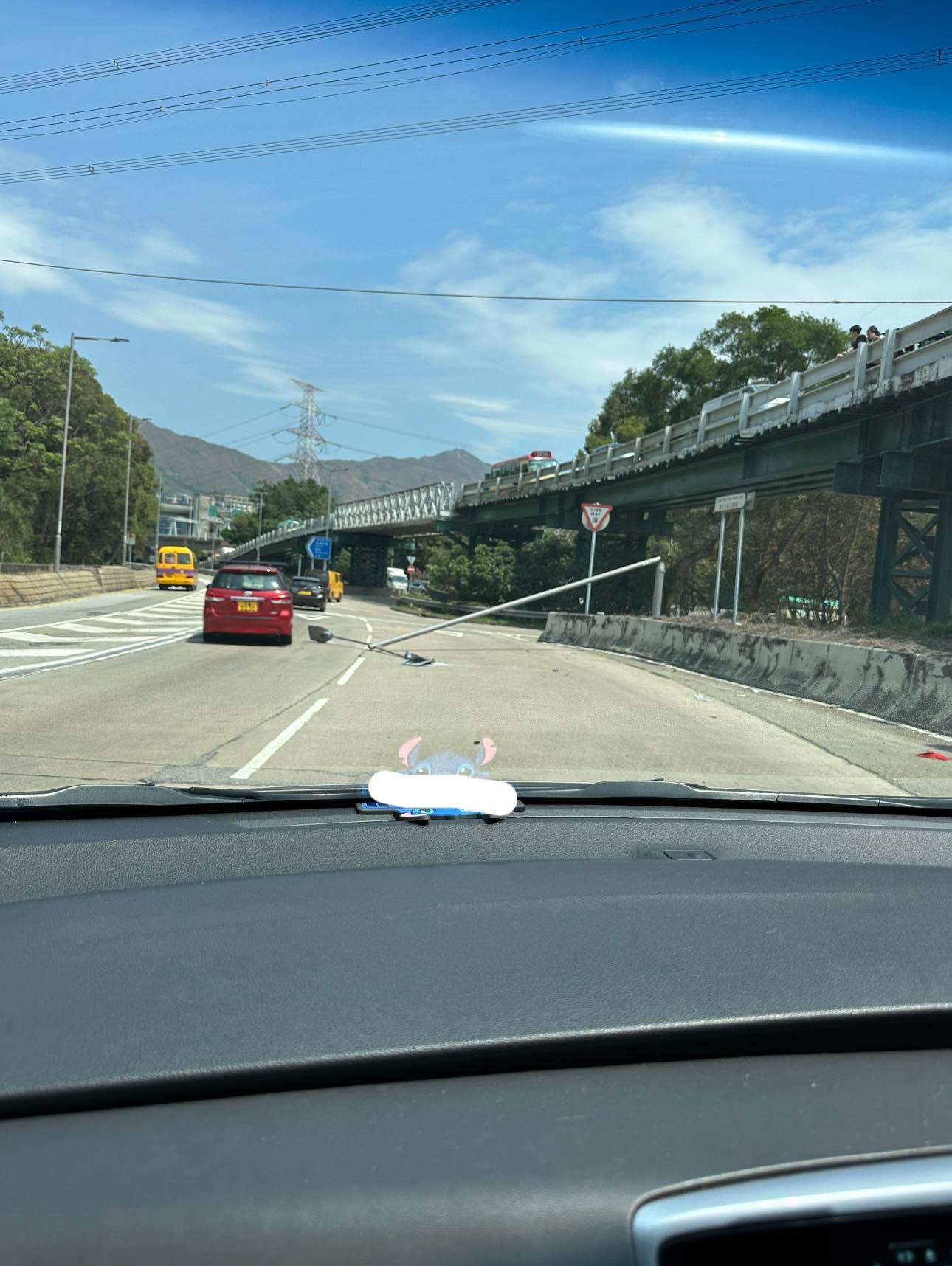 青山公路元朗段近凹頭於今日(19日)中午約12時半懷疑有電塔高壓電纜損毀,由電塔高處鬆脫墜下,擊中一輛行駛中小巴及一支燈柱,幸小巴上無人受傷,該條電纜垂下橫亘行車天橋,燈柱則折斷,路面受阻。(馬路的事 (即時交通資訊台)FB)