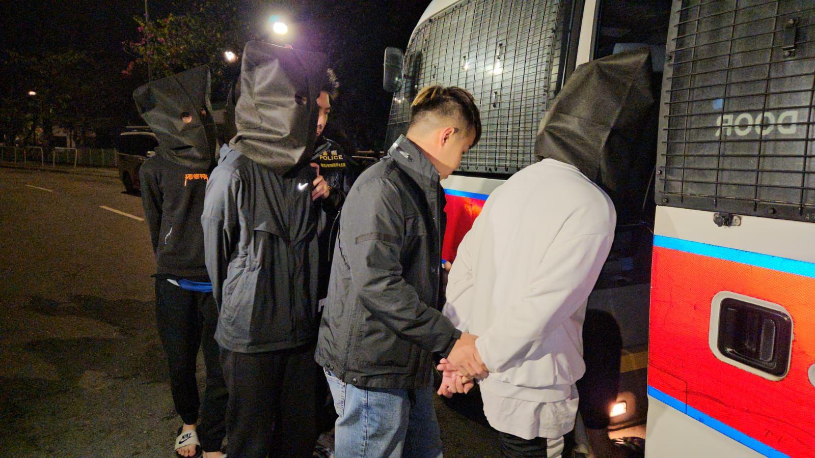 警方新界北總區反三合會行動組聯同各警區刑事部、機動部隊、衝鋒隊等人員,在新界北各區展開「犁庭掃穴 」的反罪惡及反黑社會行動,以打擊暴力罪案、黑社會相關活動及其收入來源。(警方圖片)