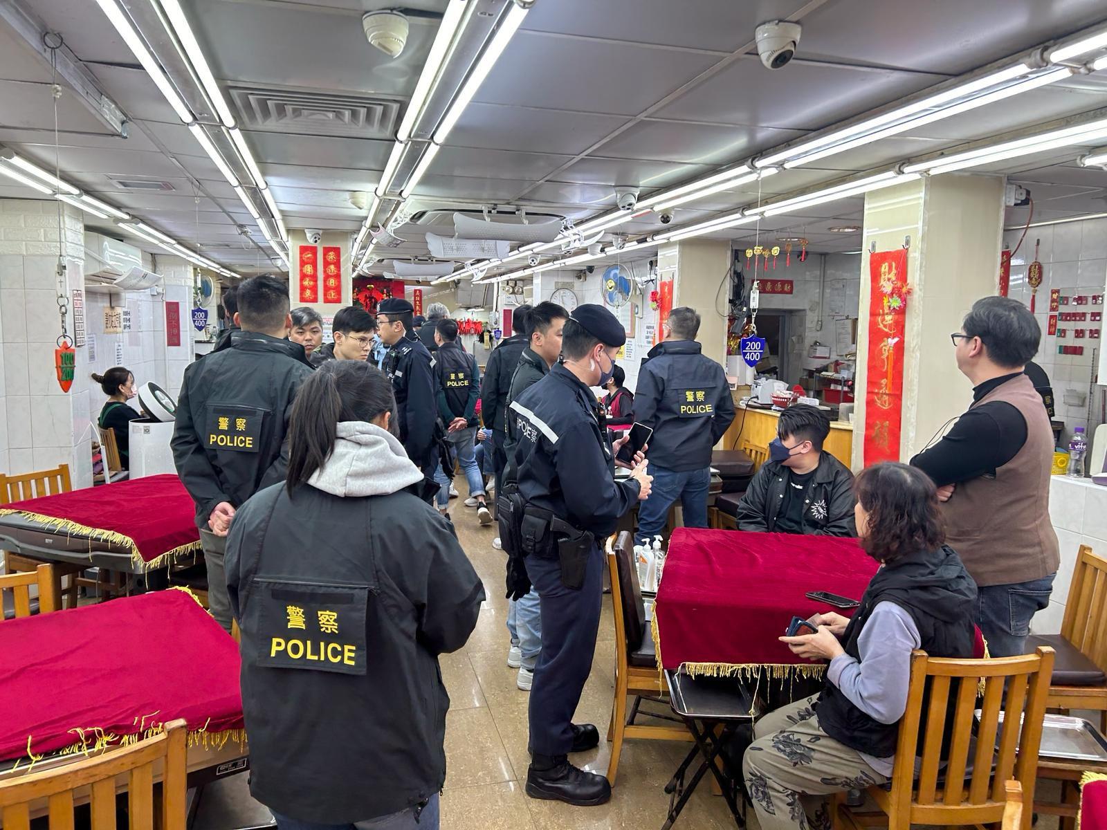 警方新界北總區反三合會行動組聯同各警區刑事部、機動部隊、衝鋒隊等人員,在新界北各區展開「犁庭掃穴 」的反罪惡及反黑社會行動,以打擊暴力罪案、黑社會相關活動及其收入來源。(警方圖片)