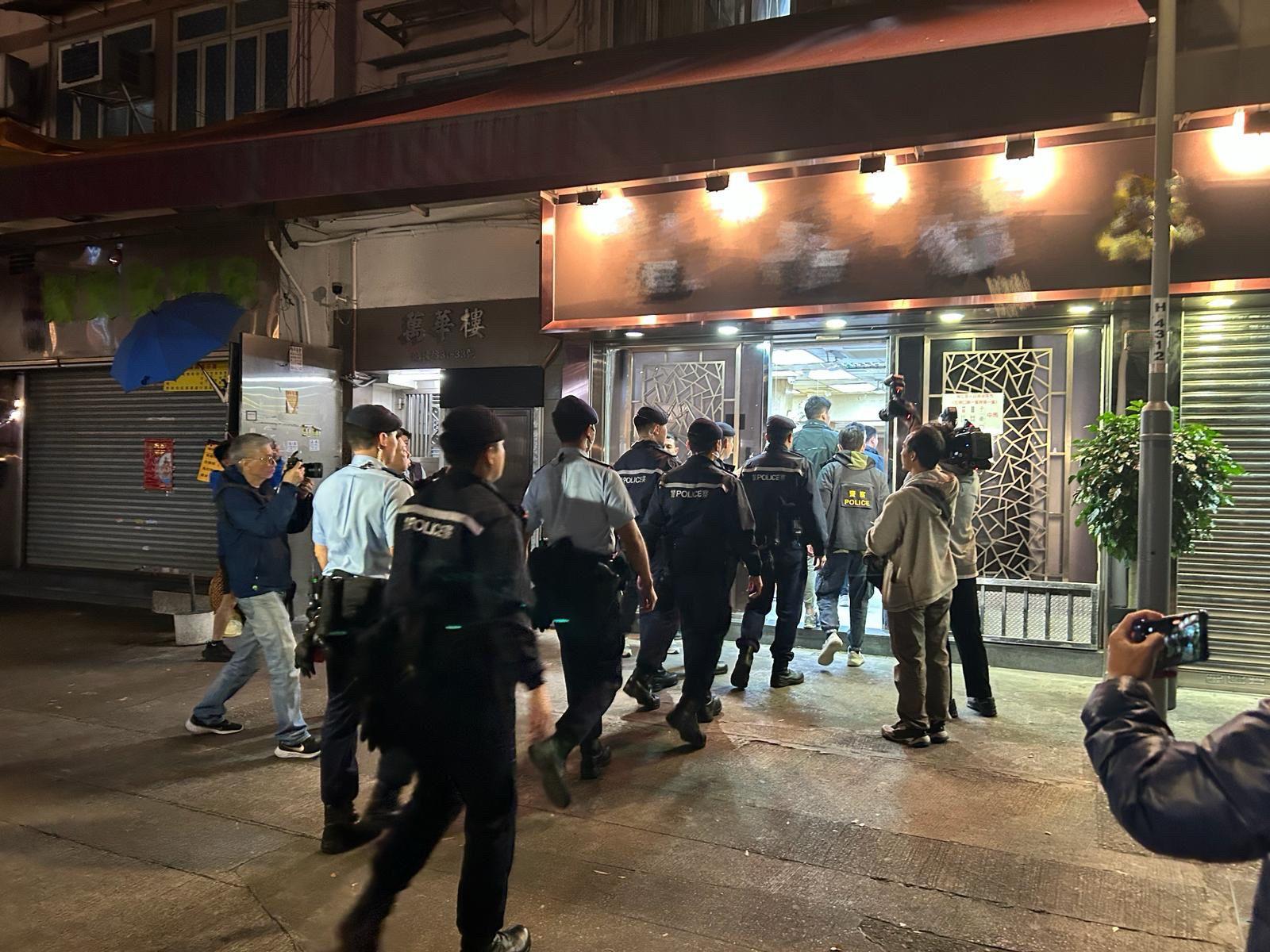 警方新界北總區反三合會行動組聯同各警區刑事部、機動部隊、衝鋒隊等人員,在新界北各區展開「犁庭掃穴 」的反罪惡及反黑社會行動,以打擊暴力罪案、黑社會相關活動及其收入來源。(警方圖片)