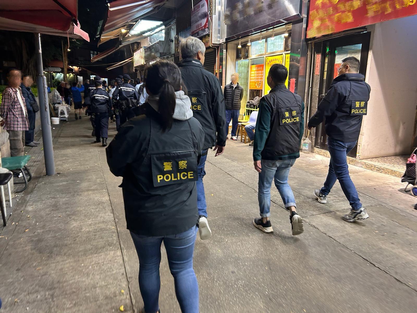 警方新界北總區反三合會行動組聯同各警區刑事部、機動部隊、衝鋒隊等人員,在新界北各區展開「犁庭掃穴 」的反罪惡及反黑社會行動,以打擊暴力罪案、黑社會相關活動及其收入來源。(警方圖片)