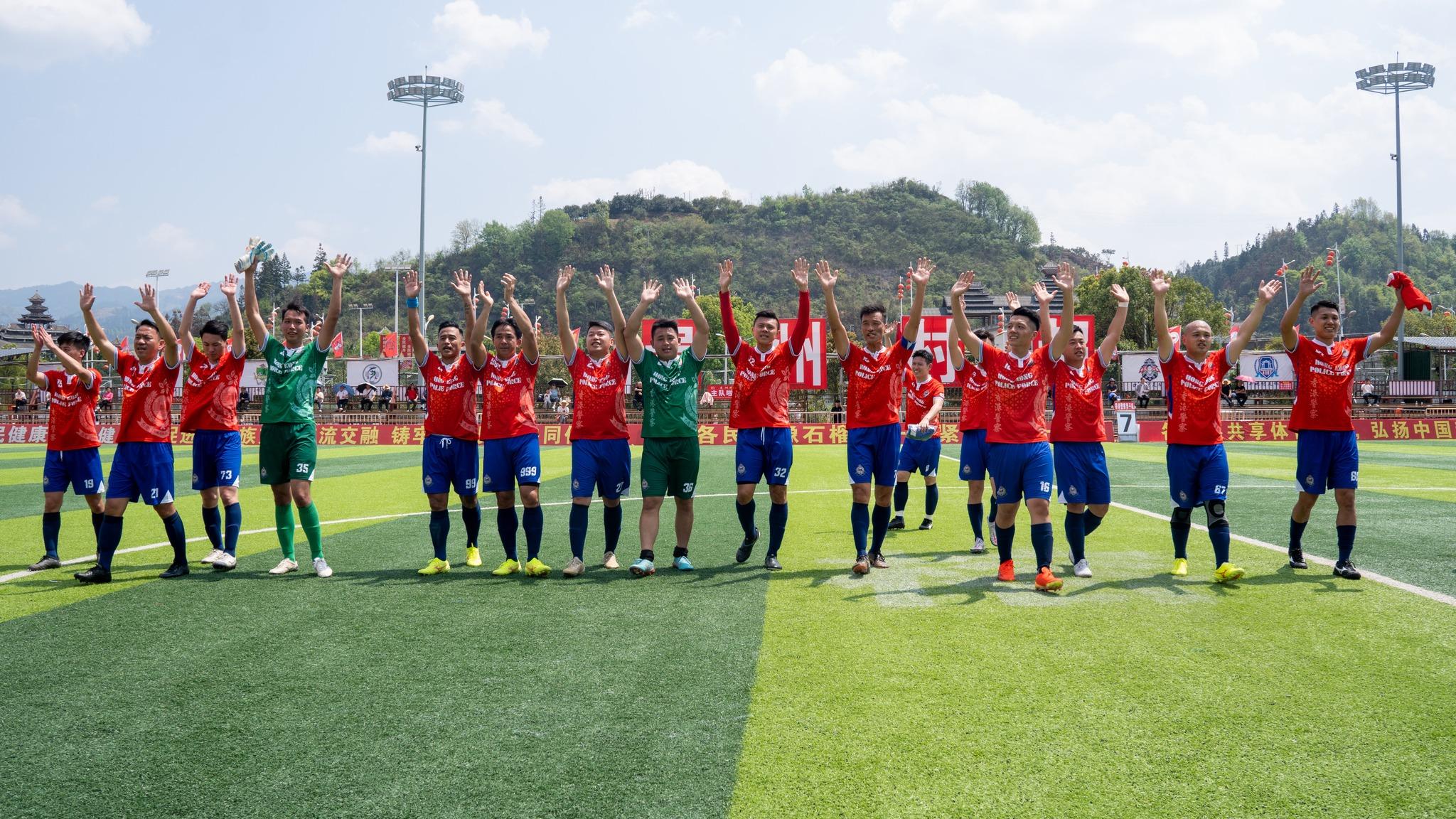 香港警察足球會男女子隊於3月21至25日應邀到貴州村超踢友誼賽,又參觀學校及感受當地風土人情。(香港警察FB)