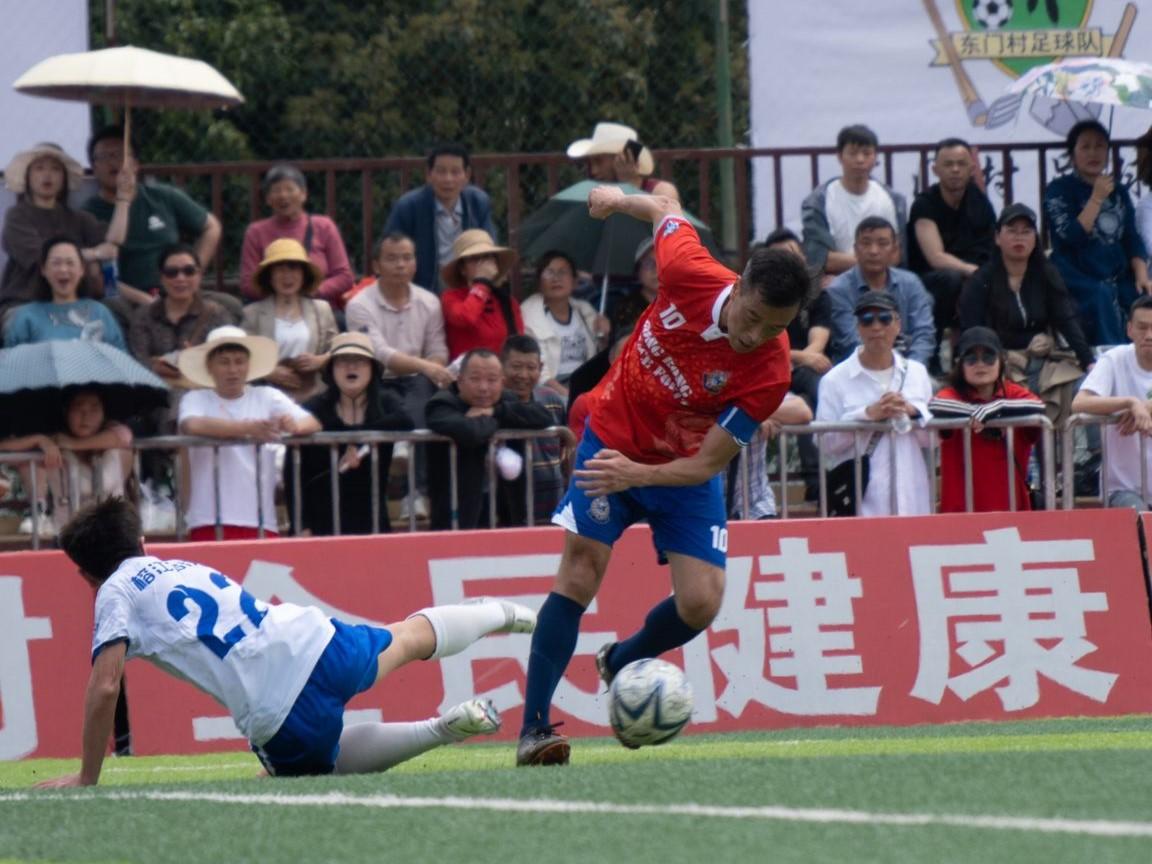 香港警察足球會男女子隊於3月21至25日應邀到貴州村超踢友誼賽,又參觀學校及感受當地風土人情。(香港警察FB)