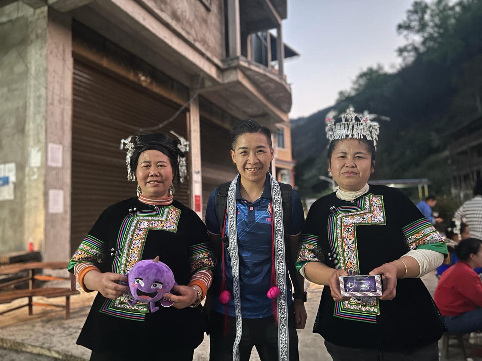 香港警察足球會男女子隊於3月21至25日應邀到貴州村超踢友誼賽,又參觀學校及感受當地風土人情。(香港警察FB)