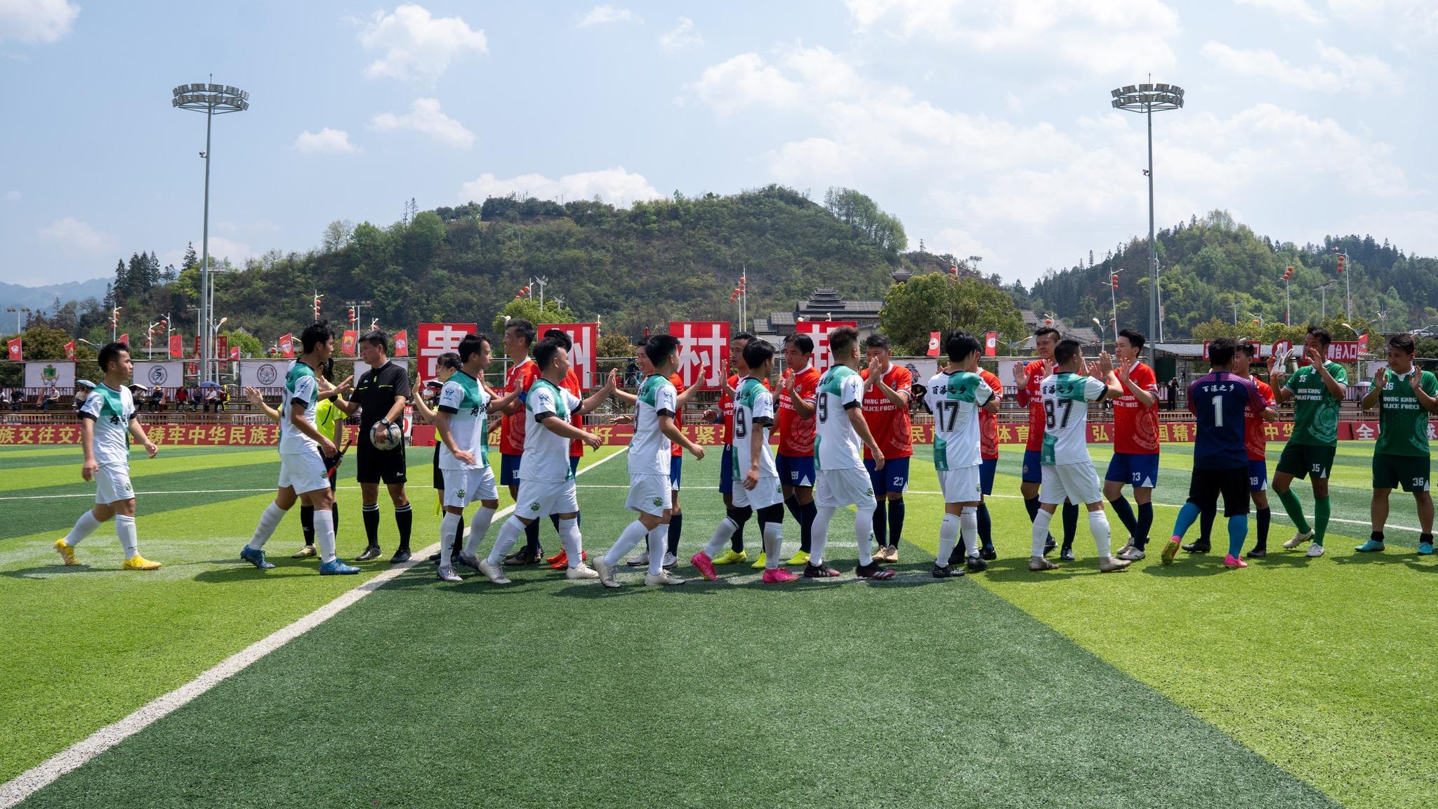 香港警察足球會男女子隊於3月21至25日應邀到貴州村超踢友誼賽,又參觀學校及感受當地風土人情。(香港警察FB)