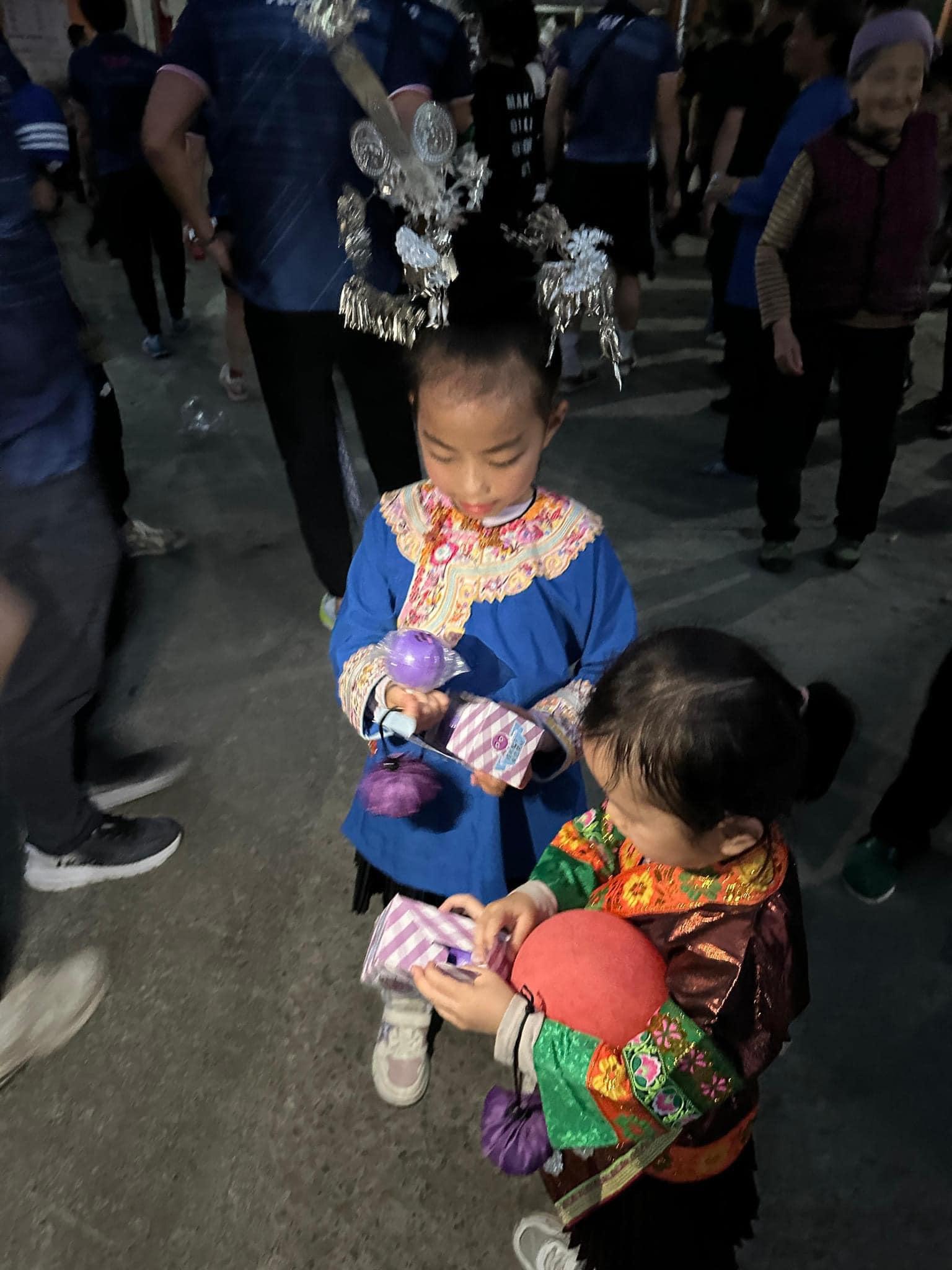 香港警察足球會男女子隊於3月21至25日應邀到貴州村超踢友誼賽,又參觀學校及感受當地風土人情。(香港警察FB)