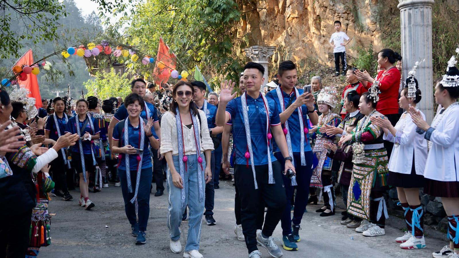 香港警察足球會男女子隊於3月21至25日應邀到貴州村超踢友誼賽,又參觀學校及感受當地風土人情。(香港警察FB)