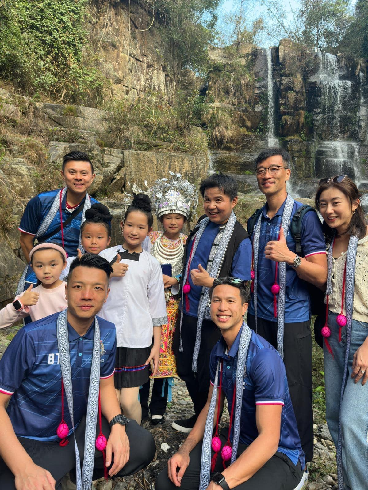 香港警察足球會男女子隊於3月21至25日應邀到貴州村超踢友誼賽,又參觀學校及感受當地風土人情。(香港警察FB)