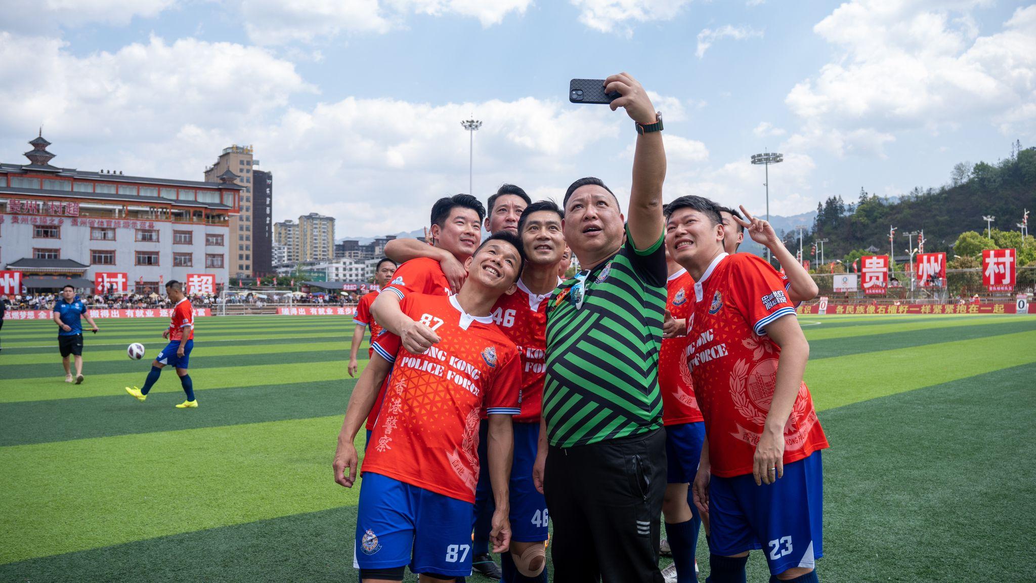 香港警察足球會男女子隊於3月21至25日應邀到貴州村超踢友誼賽,又參觀學校及感受當地風土人情。(香港警察FB)