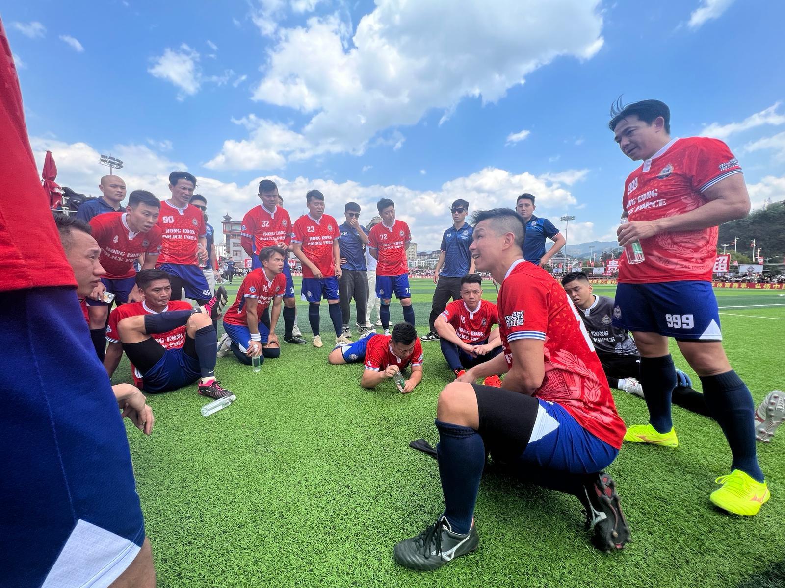 香港警察足球會男女子隊於3月21至25日應邀到貴州村超踢友誼賽,又參觀學校及感受當地風土人情。(香港警察FB)