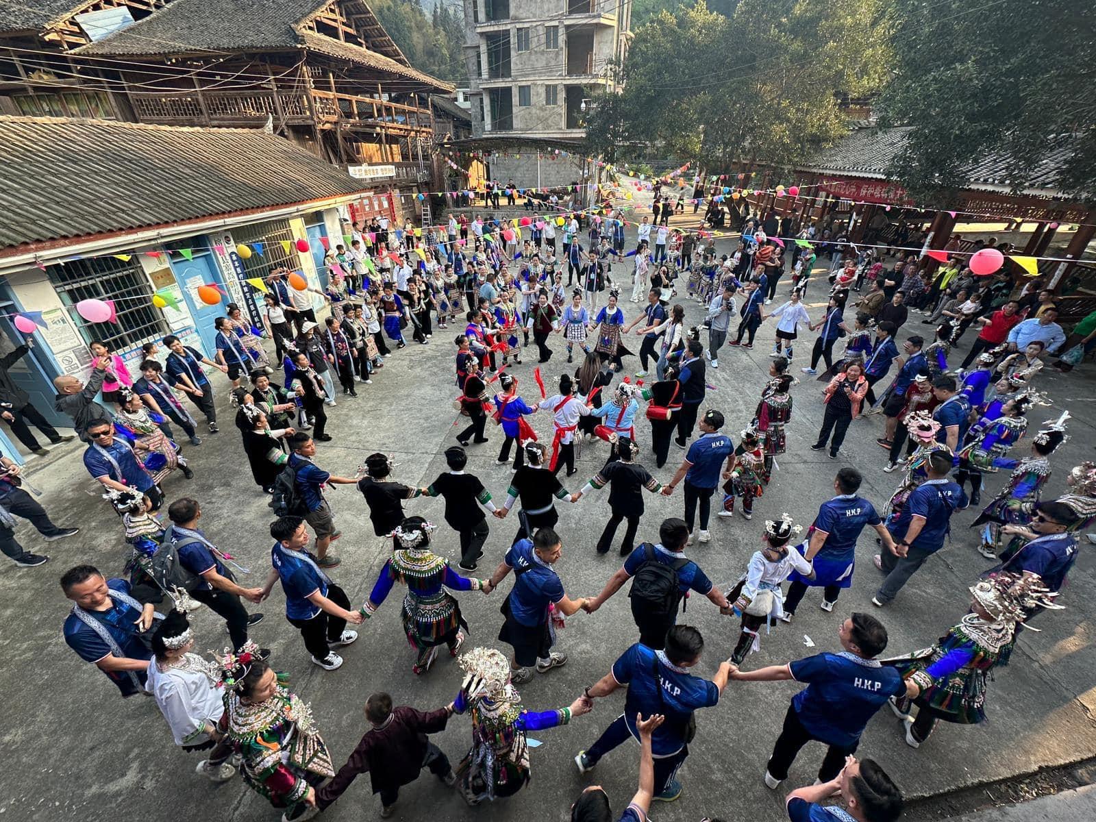 香港警察足球會男女子隊於3月21至25日應邀到貴州村超踢友誼賽,又參觀學校及感受當地風土人情。(香港警察FB)