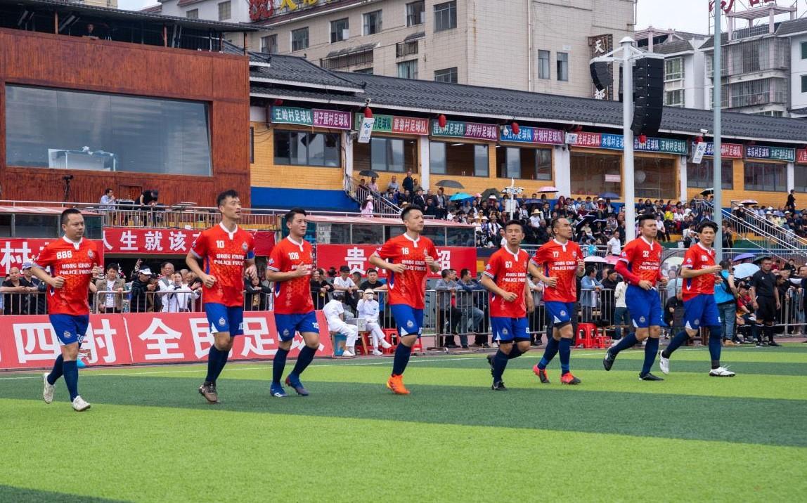 香港警察足球會男女子隊於3月21至25日應邀到貴州村超踢友誼賽,又參觀學校及感受當地風土人情。(香港警察FB)