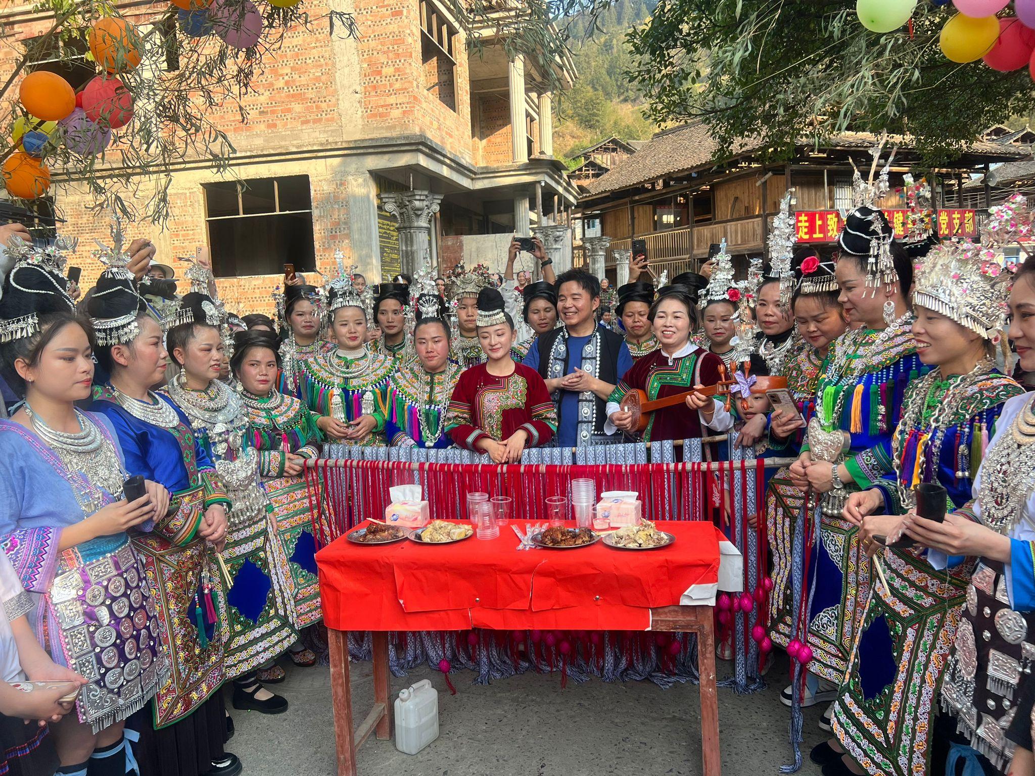 香港警察足球會男女子隊於3月21至25日應邀到貴州村超踢友誼賽,又參觀學校及感受當地風土人情。(香港警察FB)