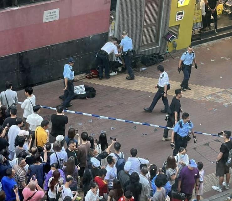 一名街頭歌手周日(24日)下午約4時在旺角朗豪坊對開演唱時,被多名警員包圍制服。(網上圖片)