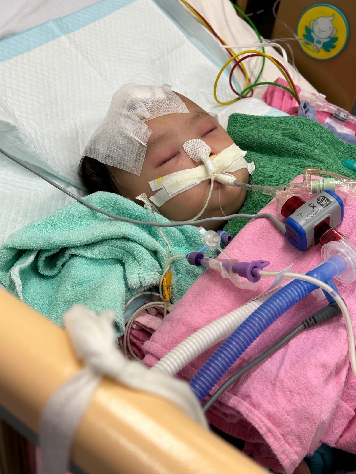 屯門虐嬰案|小雪兒下月做磁力共振,倘情況允許將做重置頭顱骨手術。(香港關懷力量fb圖)