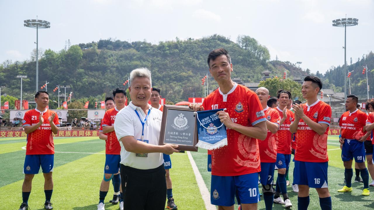香港警察足球會男女子隊於3月21至25日應邀到貴州村超踢友誼賽,又參觀學校及感受當地風土人情。(香港警察FB)