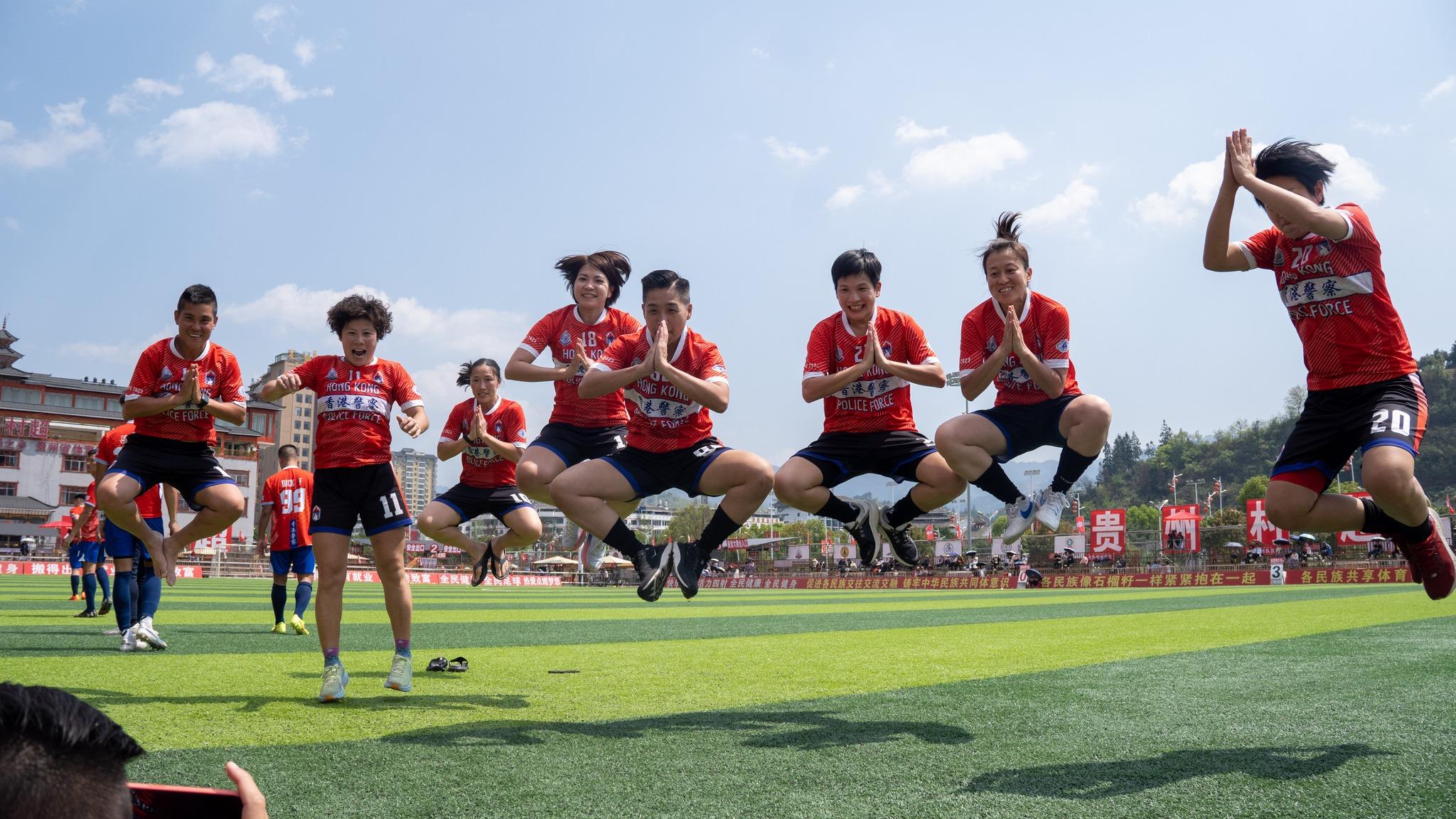 香港警察足球會男女子隊於3月21至25日應邀到貴州村超踢友誼賽,又參觀學校及感受當地風土人情。(香港警察FB)
