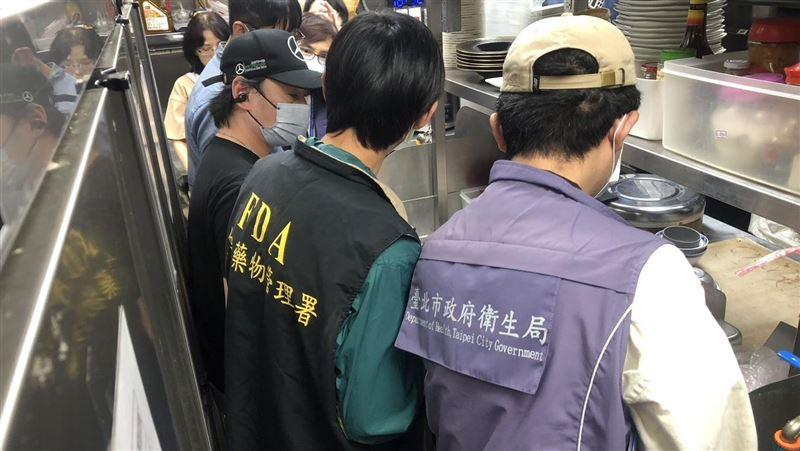 食藥署說昨晚聯同疾管署、台北市衛生局及毒理專家,到餐廳了解食材原料與製程等可能導致中毒之相關環節,抽驗高麗菜、豆芽菜、粿條、鴻喜菇、香蘭葉及醬油等食材進行相關檢驗。