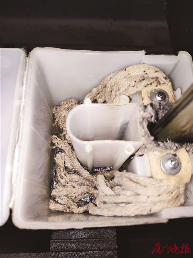 油杯已空,會導致導軌磨損,影響升降機運行。