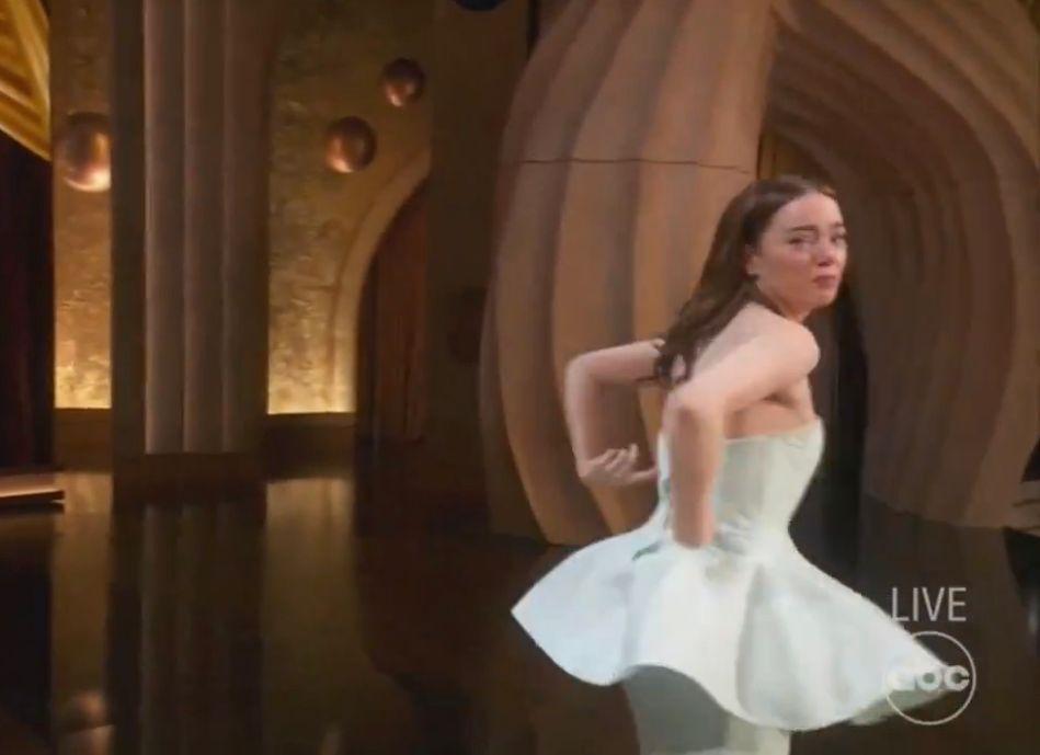 愛瑪史東上台時發現晚裝後方拉鍊爆開。