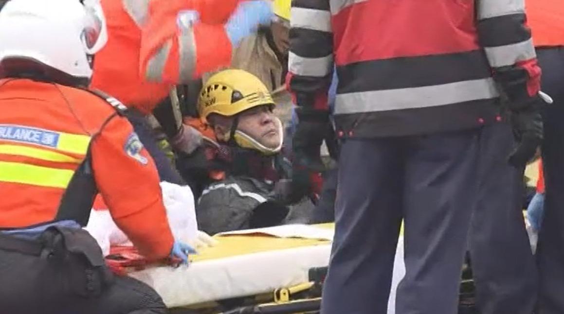 灣仔碼頭有工人被困12呎深水井,消防到場救出。(新聞截圖)