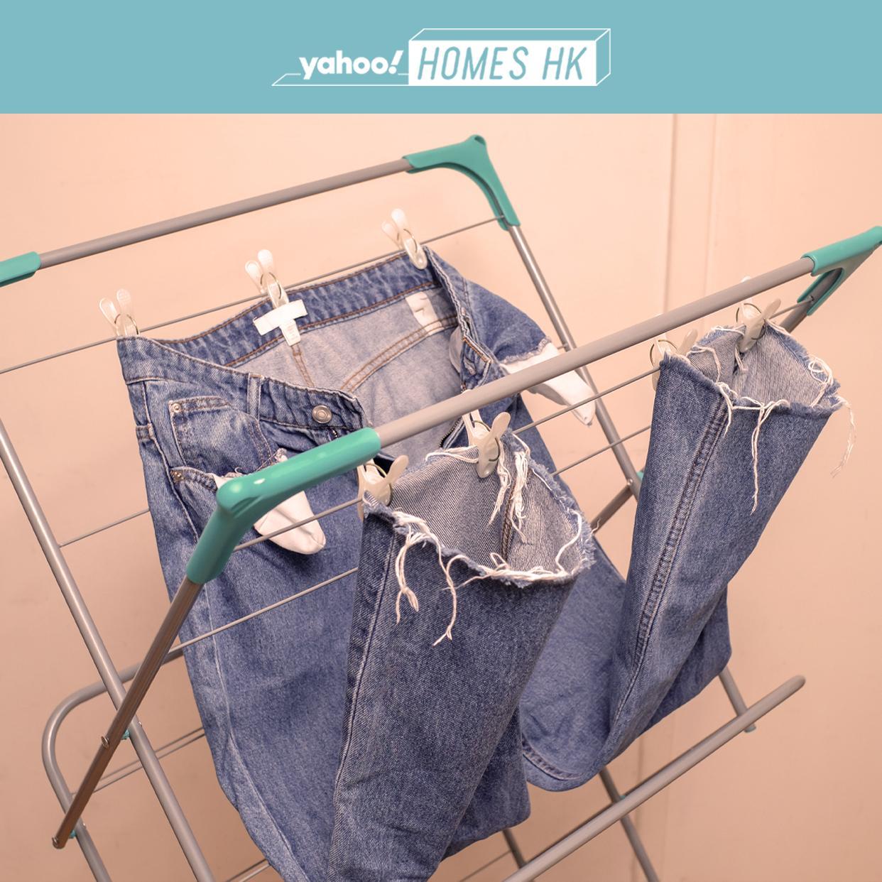 室內晾衫|牛仔褲可翻出口袋,用晾衣夾撐開褲管和腰身,用衣架晾晒時亦可用相同的做法。