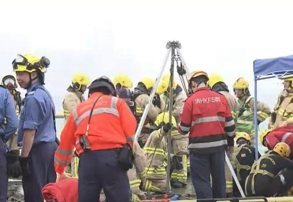 灣仔碼頭有工人被困12呎深水井,消防到場救出。(新聞截圖)
