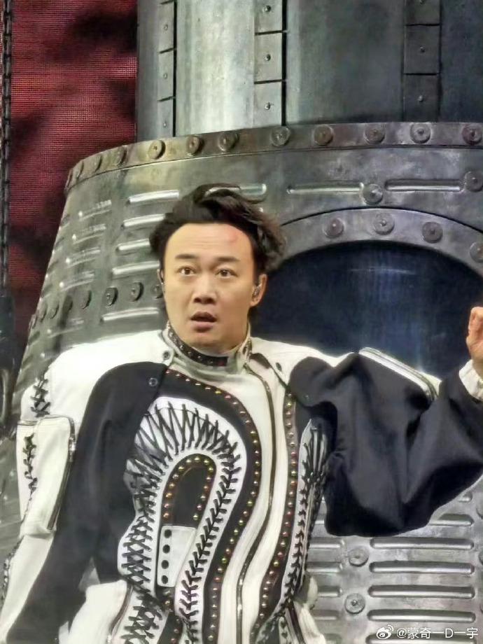 陳奕迅的額頭長了一個大瘤,可見當時撞擊很大力。