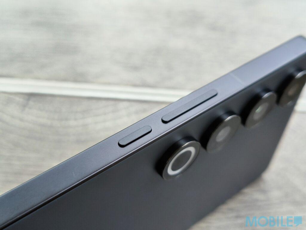 機身側面為音量調節和開關機按鈕