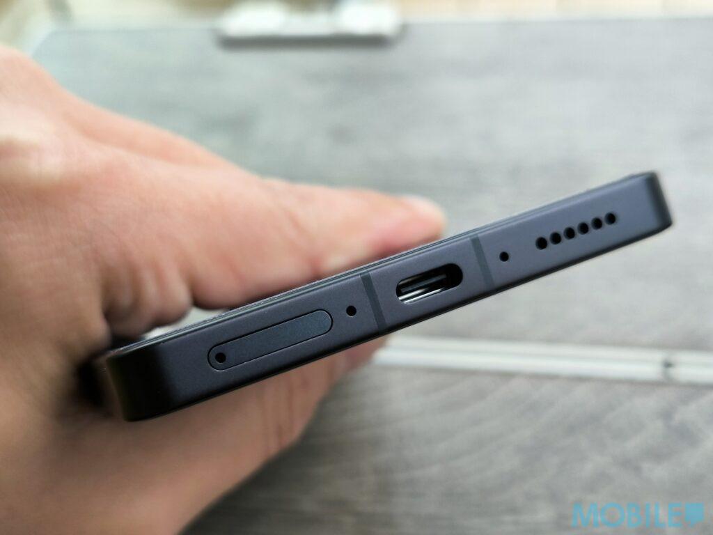 機身底部為揚聲器、Type-C插口及SIM卡槽