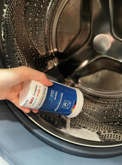 1. 首先清空滾筒,將整盒清潔劑倒入洗衣機滾筒