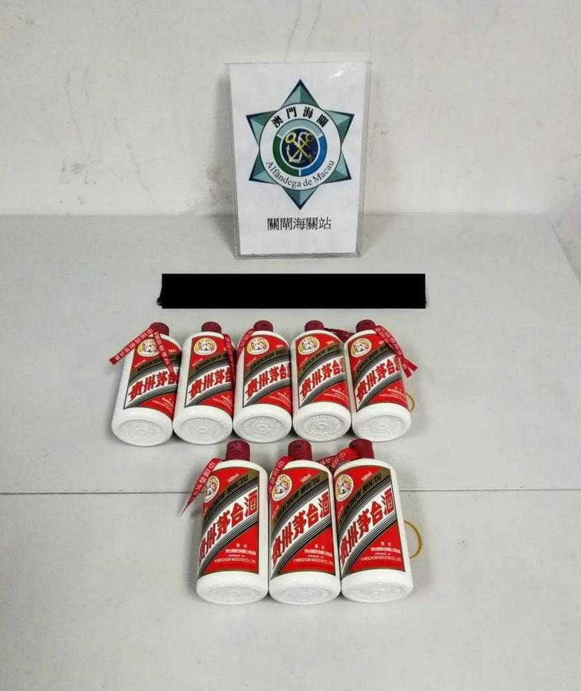 檢獲的8支貴州茅台酒,市值共逾2萬澳門元。澳門海關圖片
